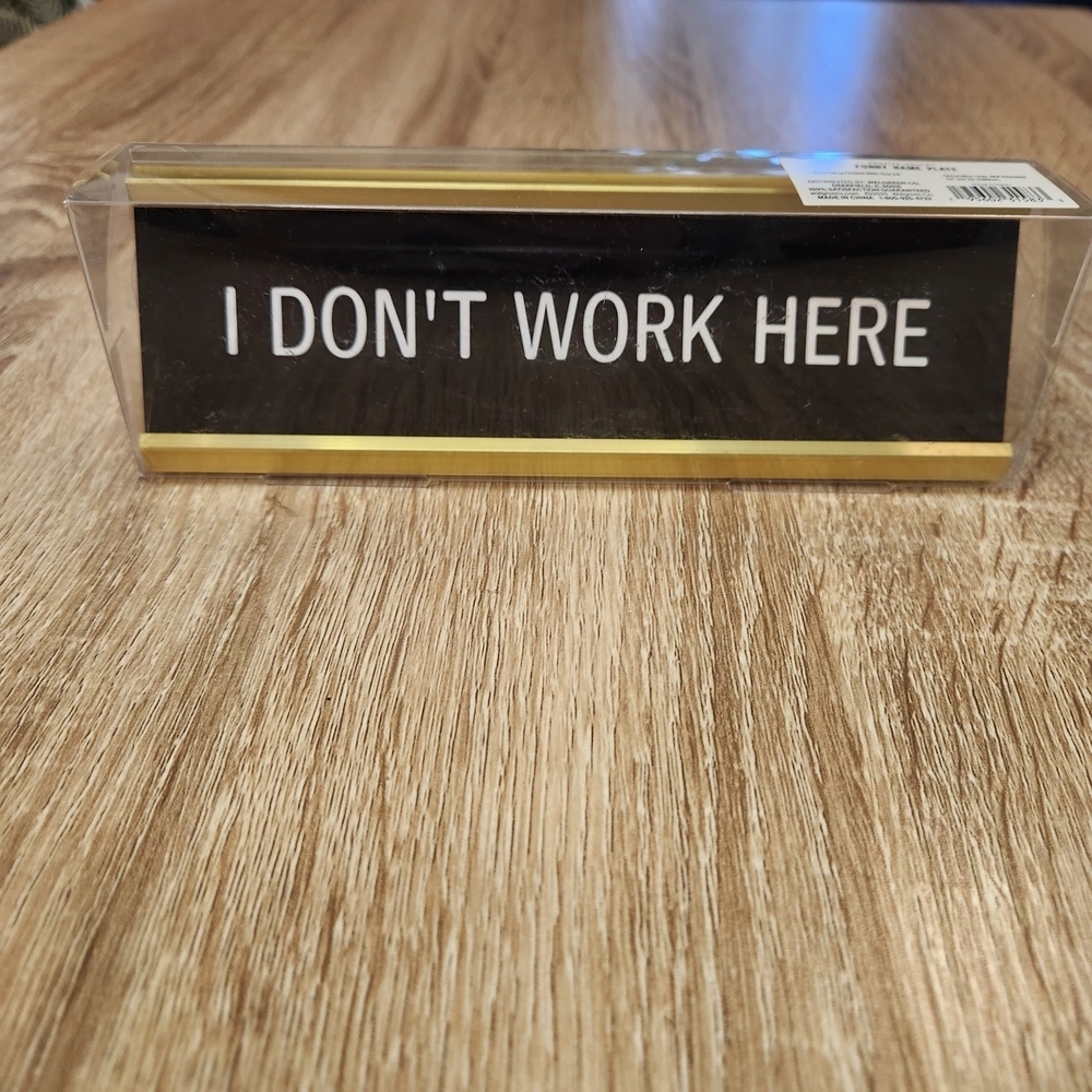 Black and Gold Desk Sign - "I Don't Work Here"